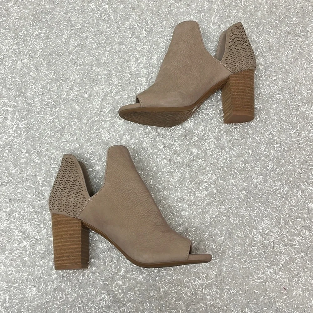 Antonio melani boho tan leather laser cut peep toe booties SZ 6 | boho western